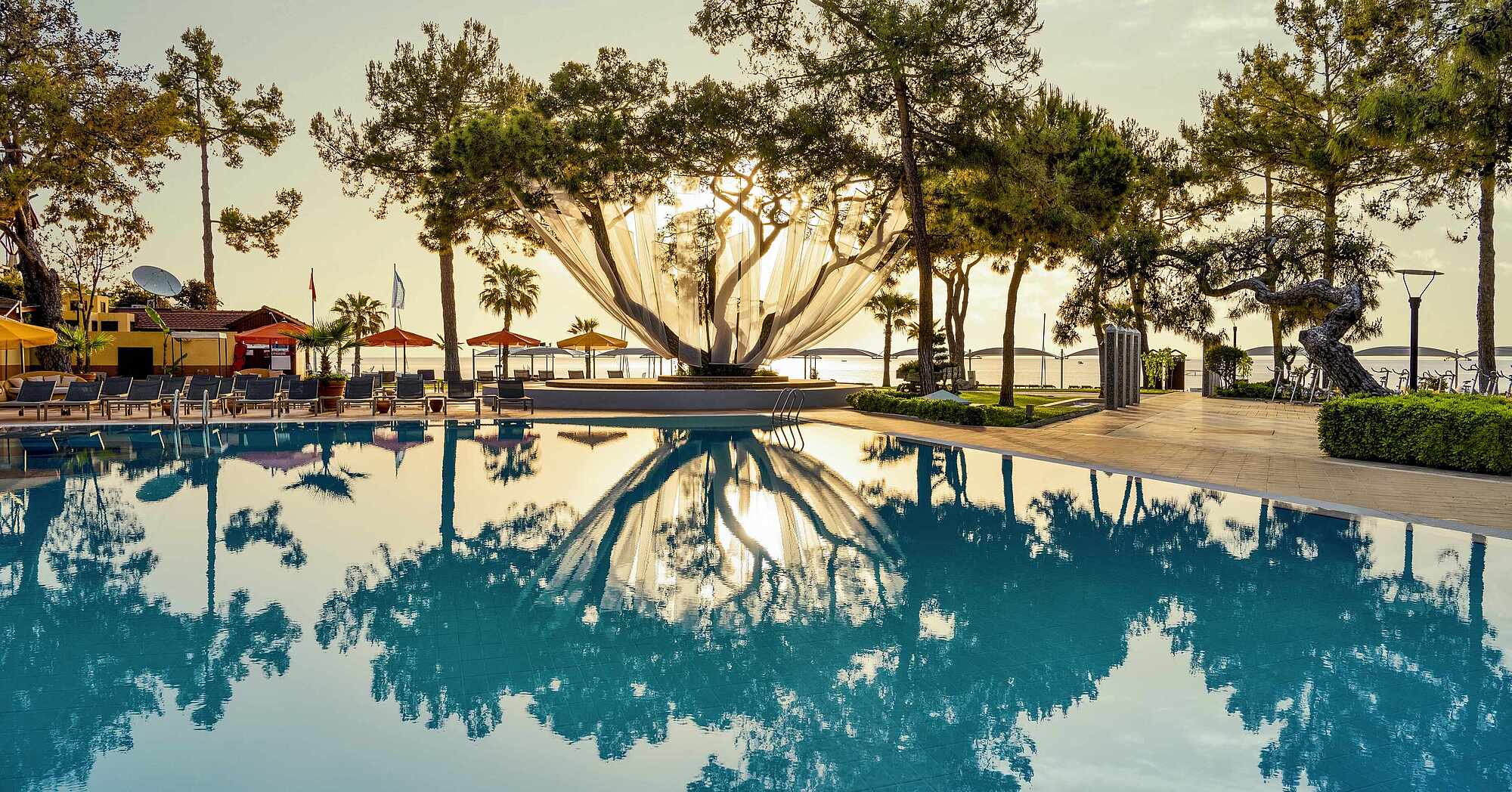 Club Robinson Çamyuva havuz alanı panoramik görünüm